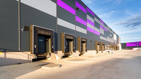 Dlaczego modernizacja i rozbudowa magazynów wyprzedzają budowę nowych obiektów w 2026 roku