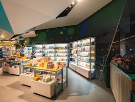 Sklep river shop w tate modern: jak przekształcili regały przemysłowe w potężny atut handlowy