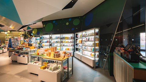 Sklep river shop w tate modern: jak przekształcili regały przemysłowe w potężny atut handlowy