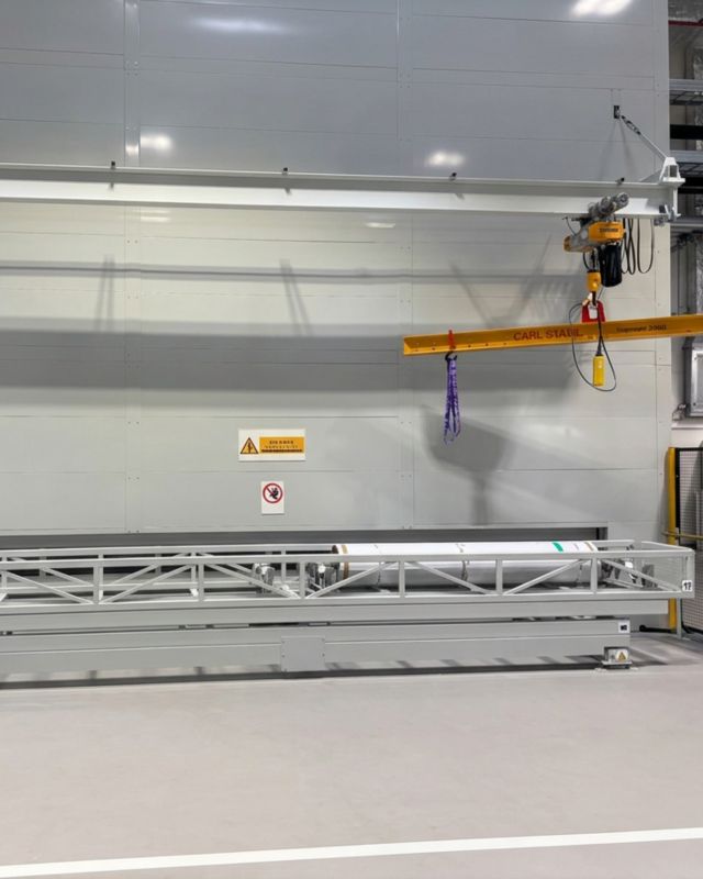 Całkowicie zamknięta instalacja Long Span Tower ze zintegrowanym systemem dźwigowym do załadunku i rozładunku ciężkich materiałów cylindrycznych w środowisku produkcyjnym