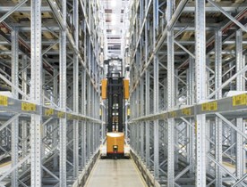 Regały paletowe Dexion z wąskim korytarzem roboczym